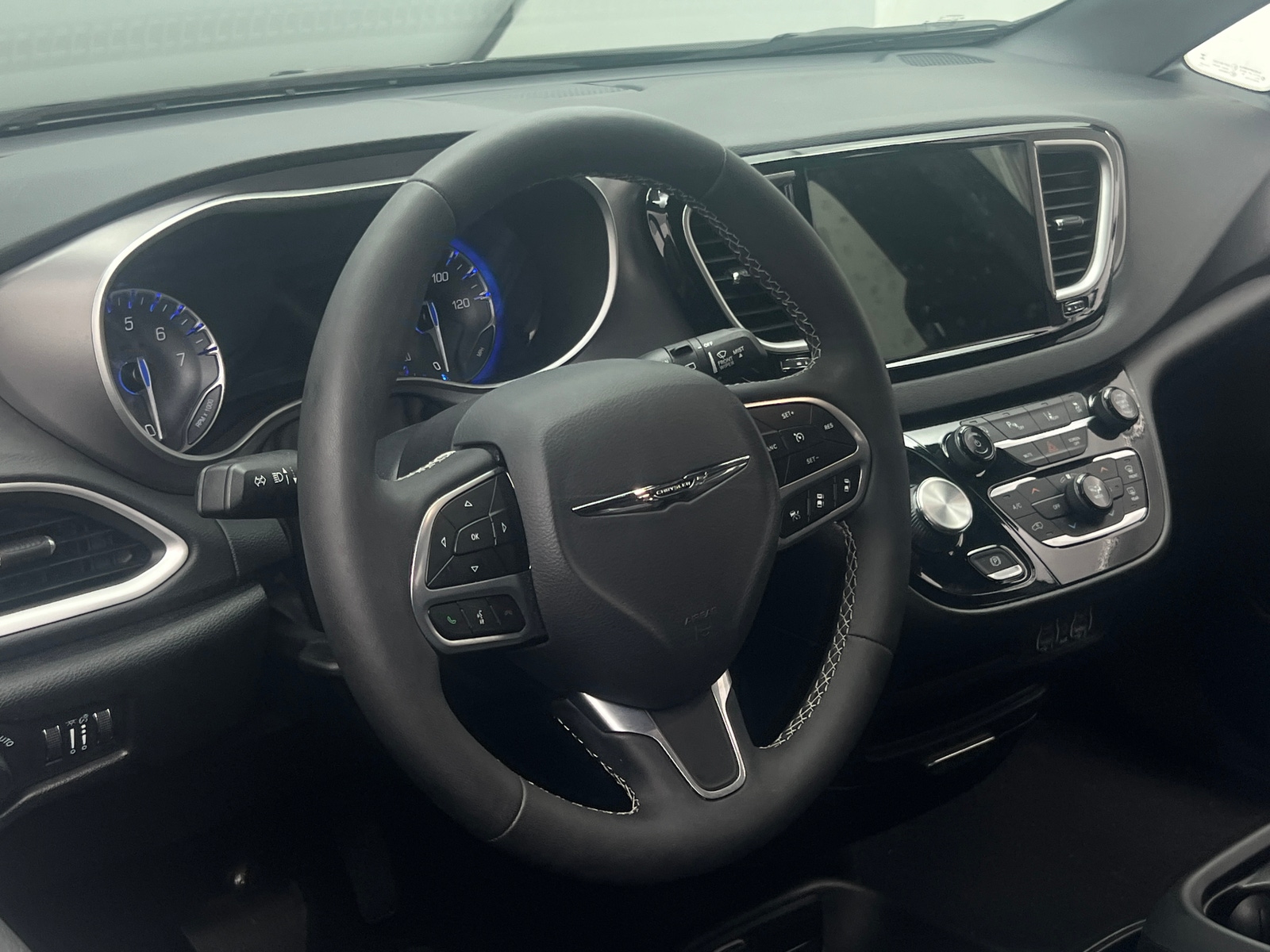 Thumbnail: 2025 Chrysler Pacifica - 4