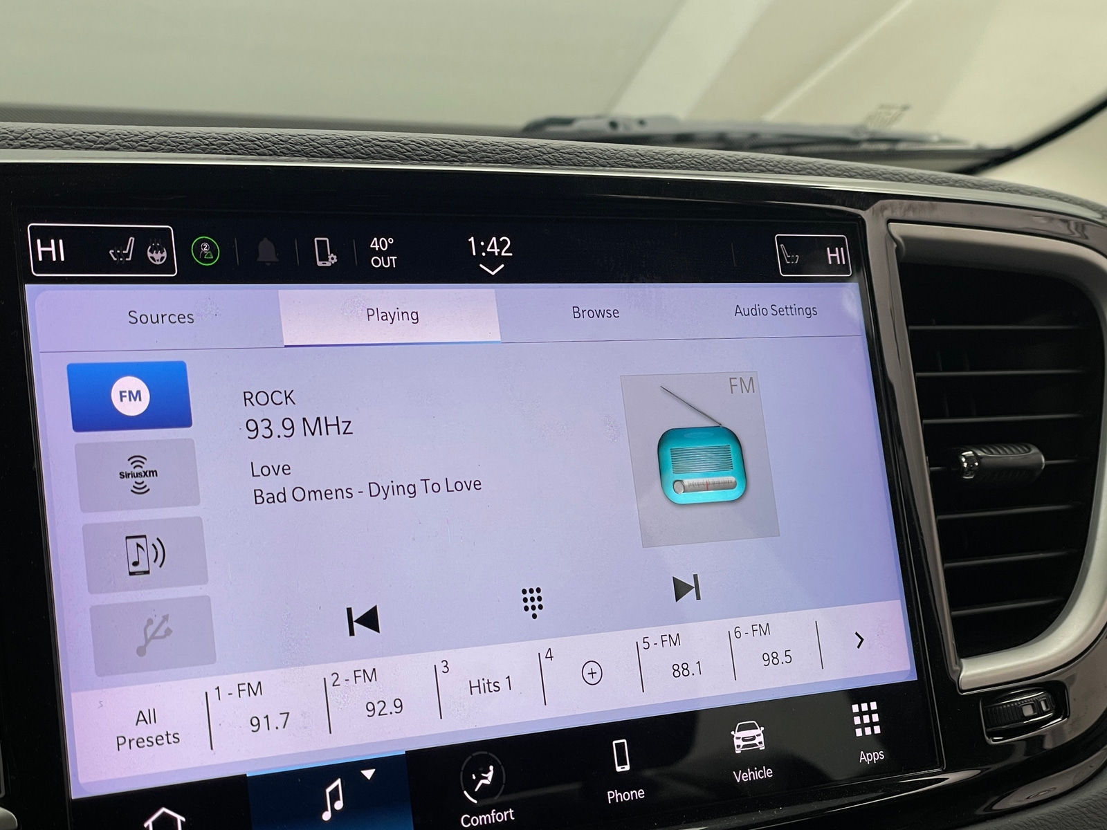 Thumbnail: 2023 Chrysler Pacifica - 3