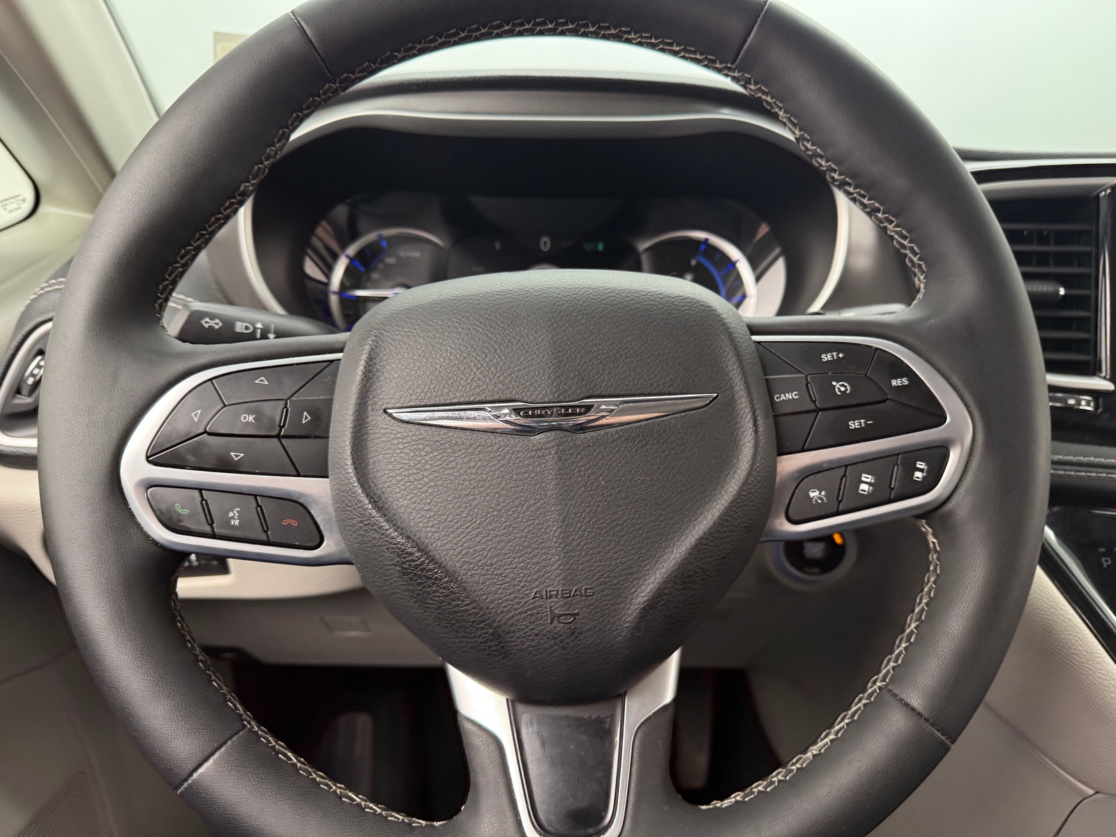 Thumbnail: 2023 Chrysler Pacifica - 4