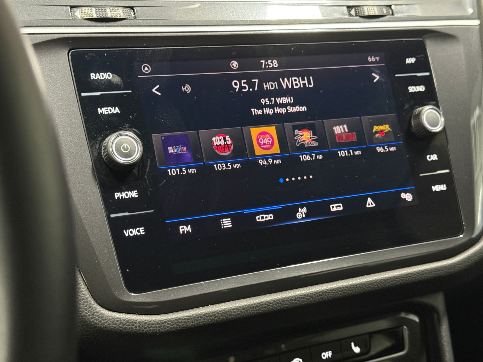 Thumbnail: 2024 Volkswagen Tiguan - 4