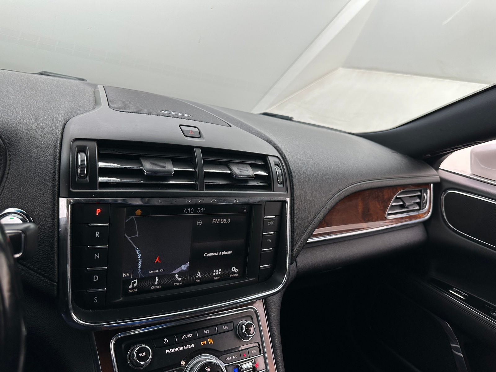 Thumbnail: 2017 Lincoln Continental - 3