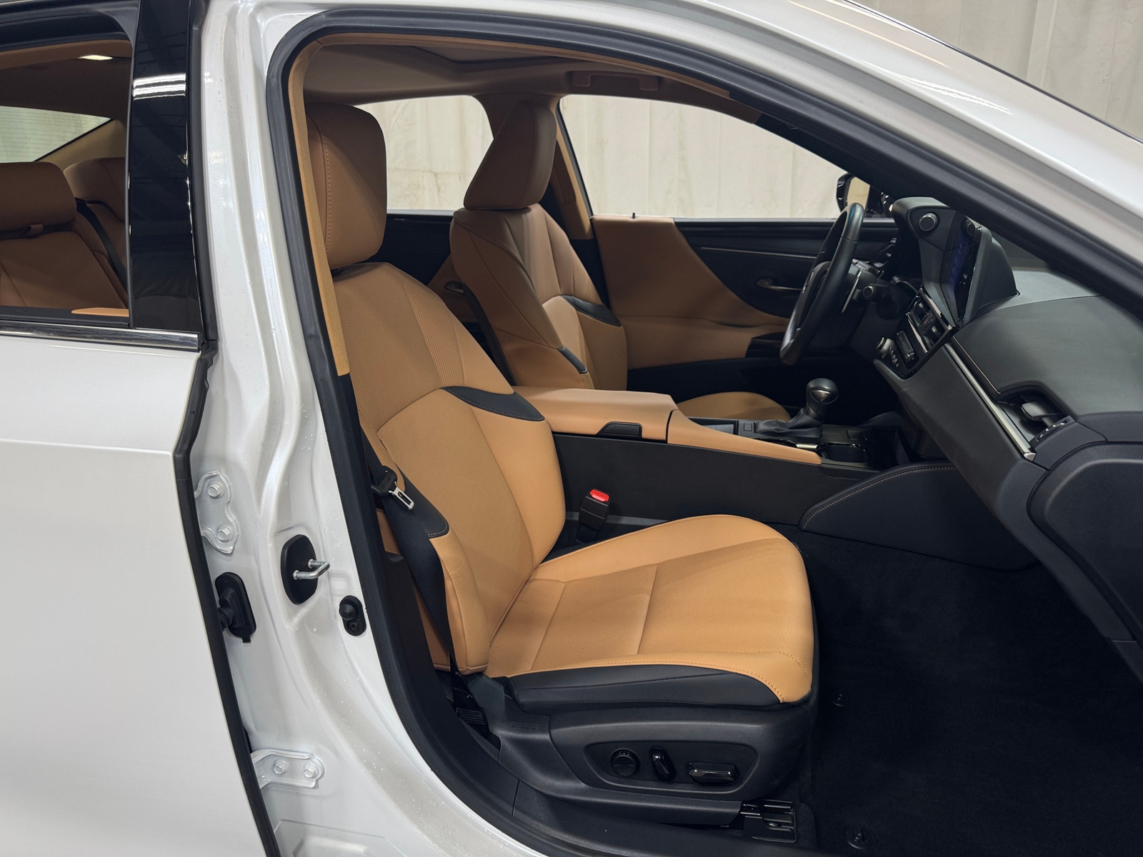 Thumbnail: 2025 Lexus ES - 2