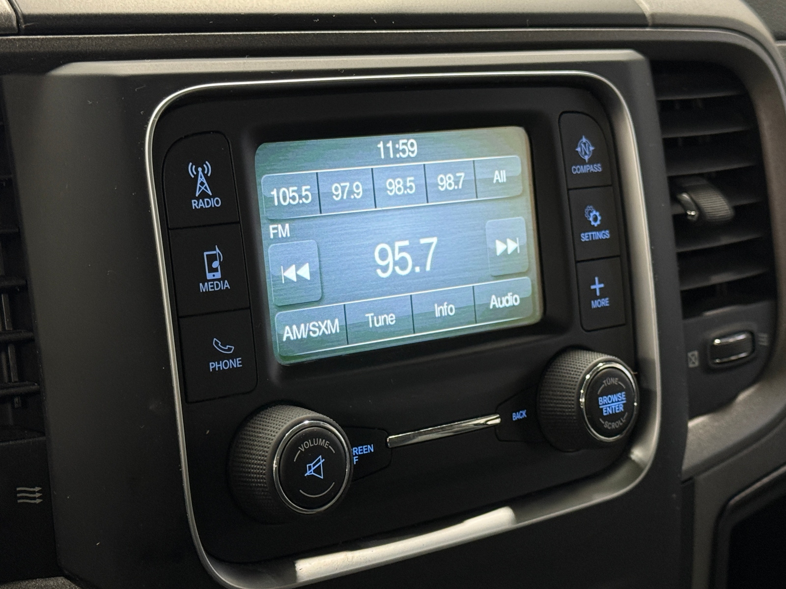 Thumbnail: 2020 RAM 1500 Classic - 4