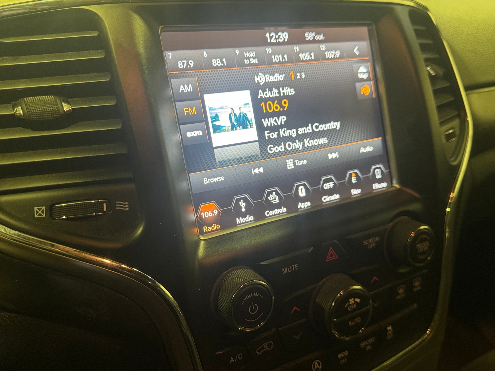 Thumbnail: 2018 Jeep Grand Cherokee - 3