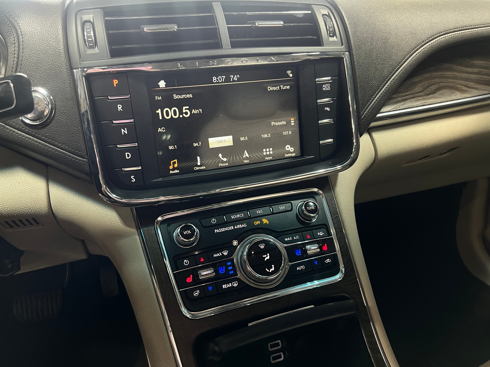 Thumbnail: 2018 Lincoln Continental - 3