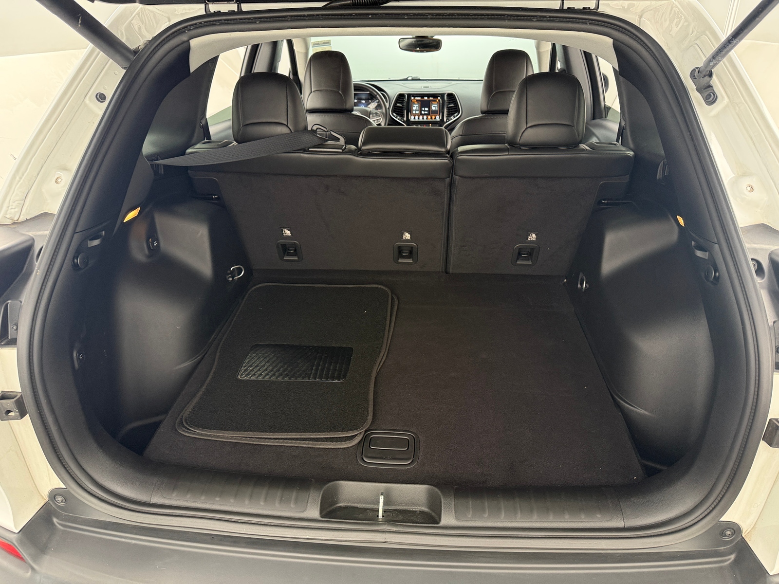 Thumbnail: 2019 Jeep Cherokee - 6