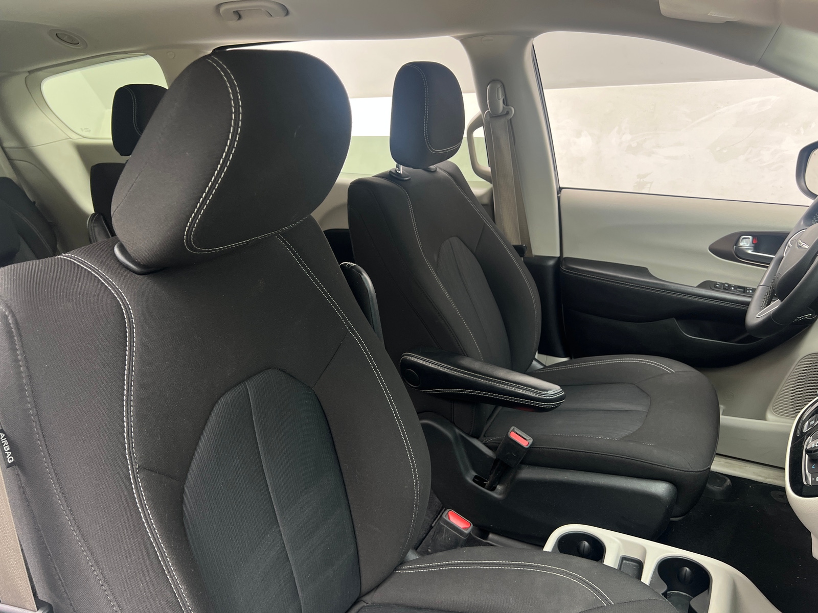 Thumbnail: 2022 Chrysler Voyager - 2