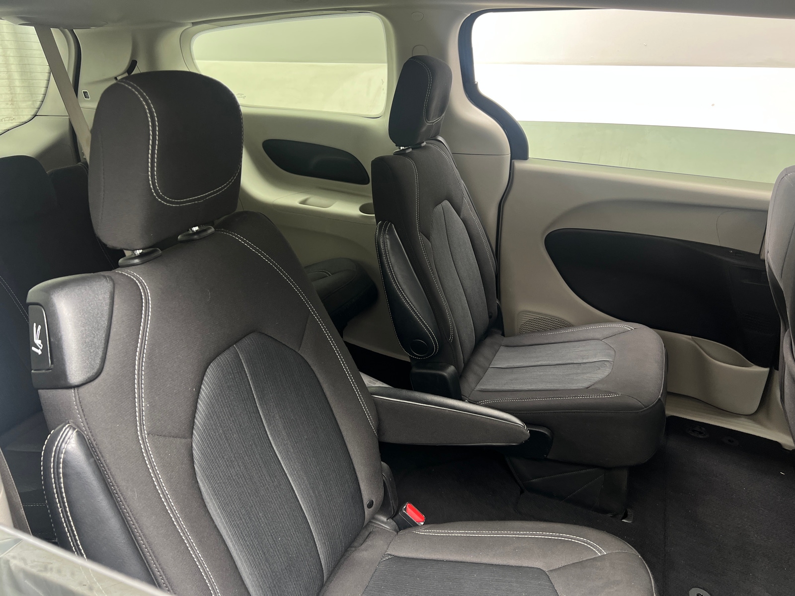 Thumbnail: 2022 Chrysler Voyager - 6