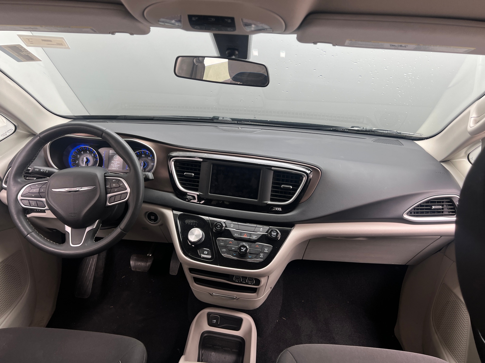 Thumbnail: 2022 Chrysler Voyager - 3