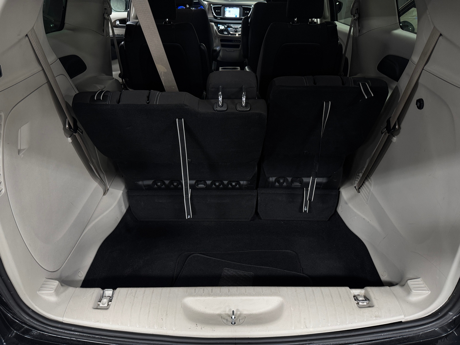 Thumbnail: 2022 Chrysler Voyager - 7