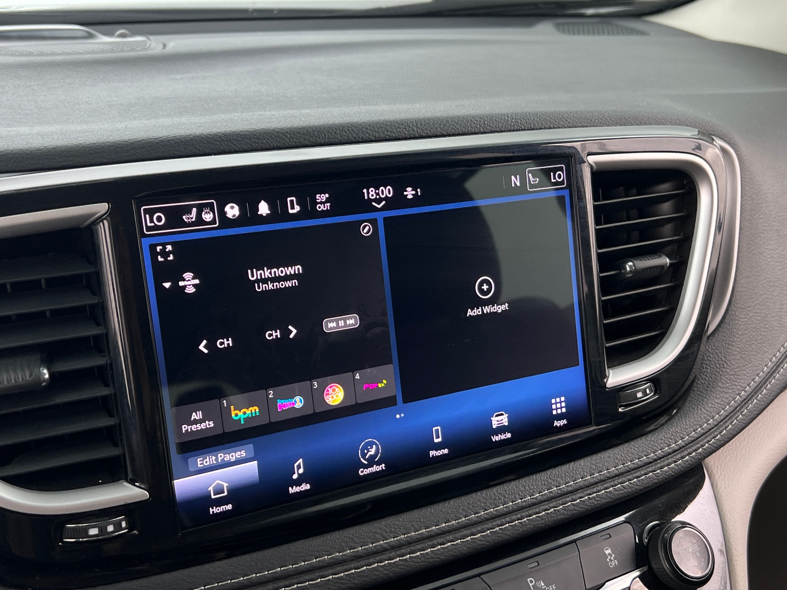 Thumbnail: 2022 Chrysler Pacifica - 3