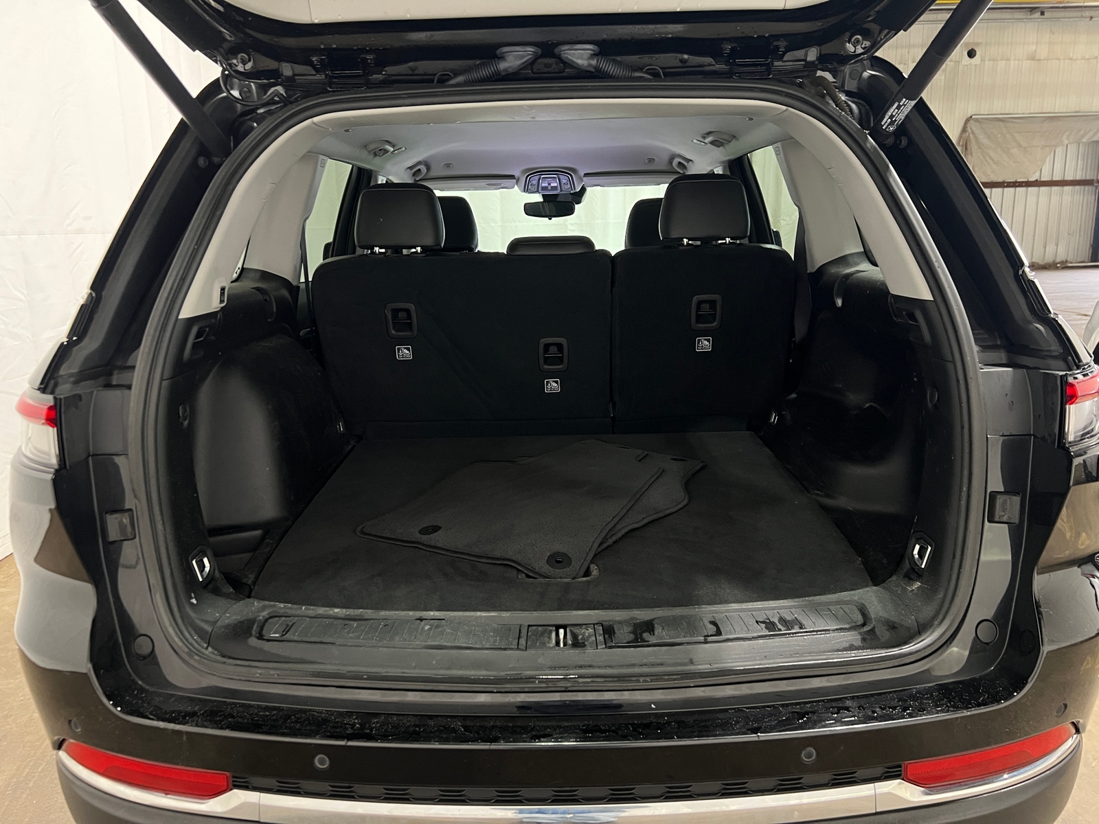 Thumbnail: 2023 Jeep Grand Cherokee - 6