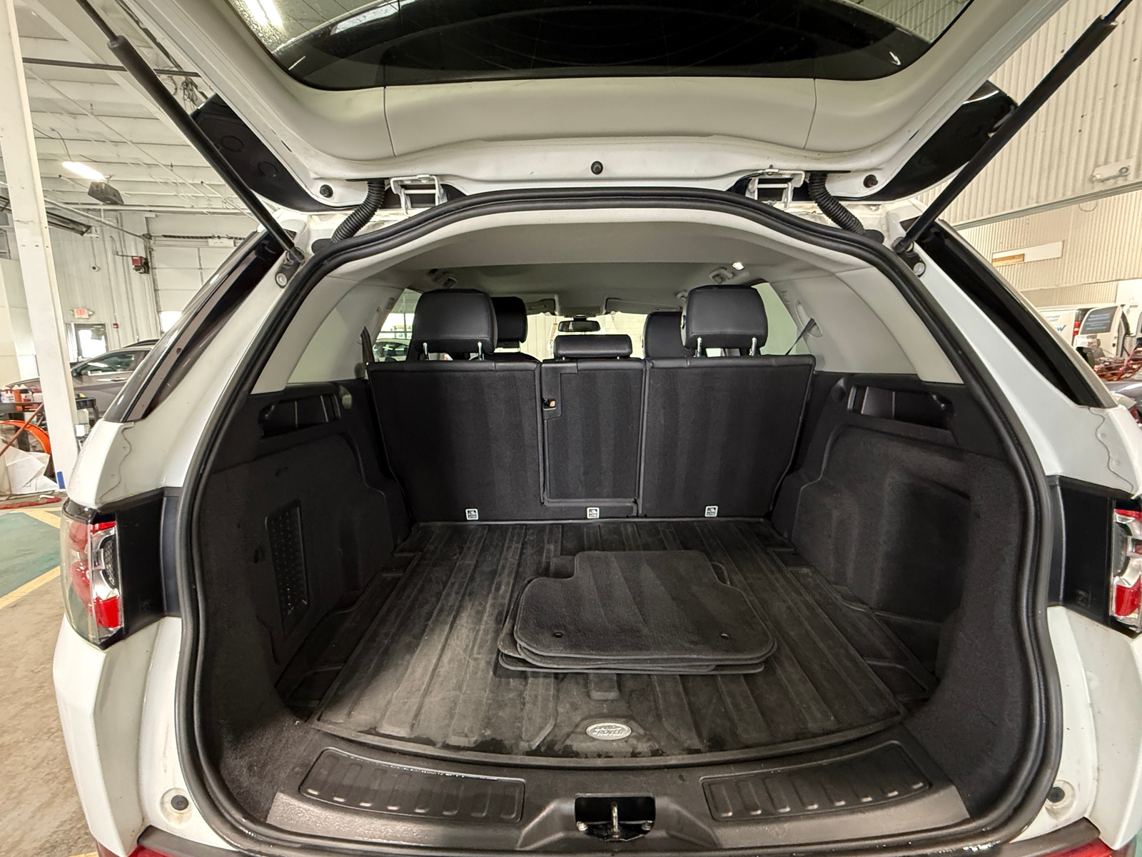 Thumbnail: 2019 Land Rover Discovery Sport - 6