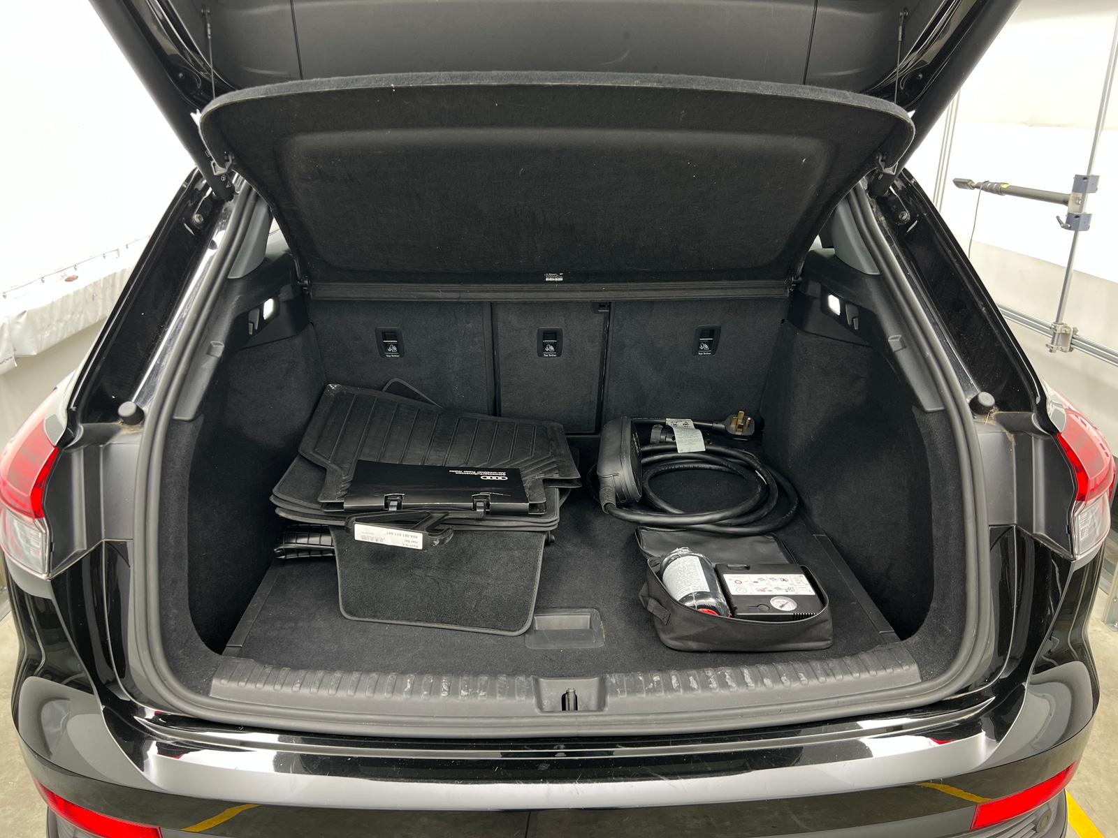 Thumbnail: 2022 Audi Q4 e-tron - 6