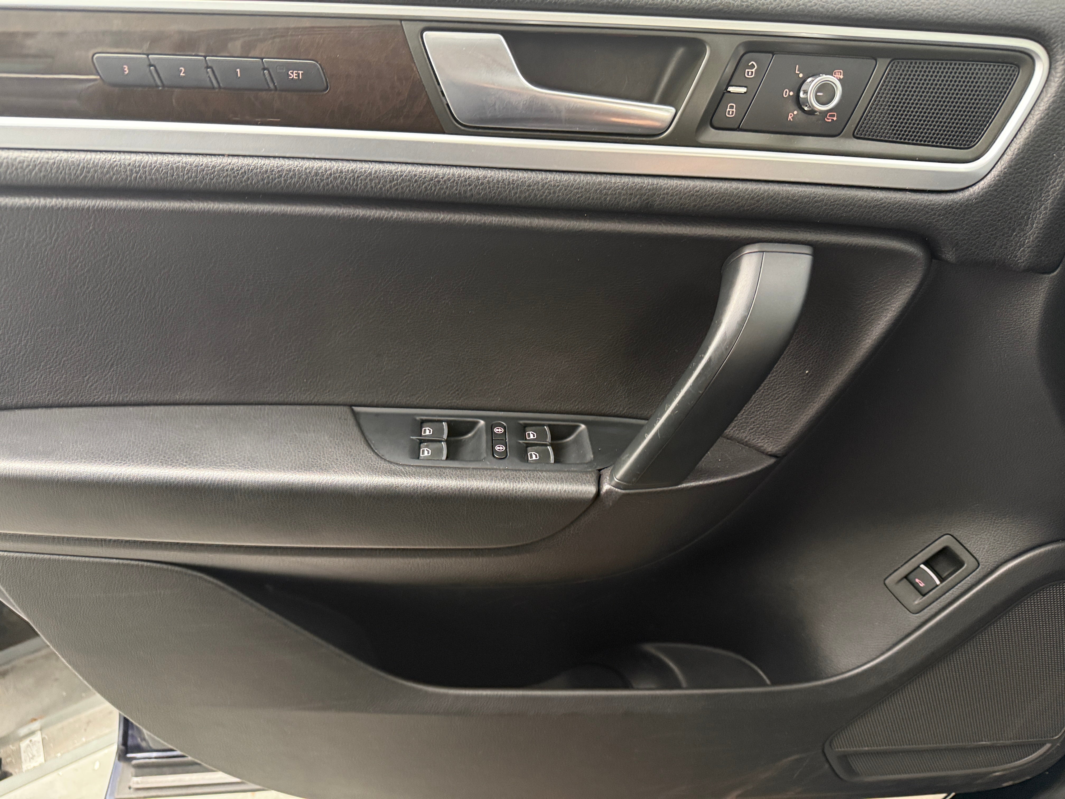 2013 Volkswagen Touareg - Image 1