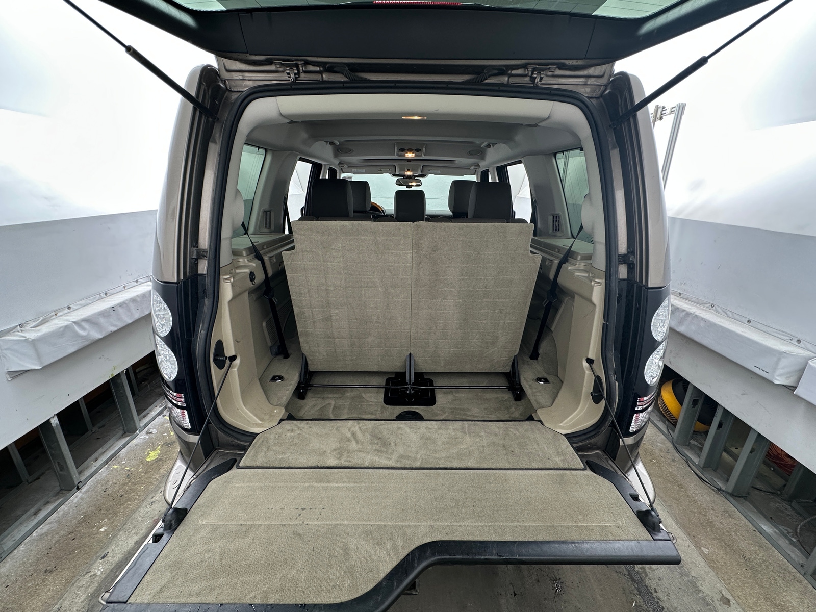 Thumbnail: 2015 Land Rover LR4 - 6