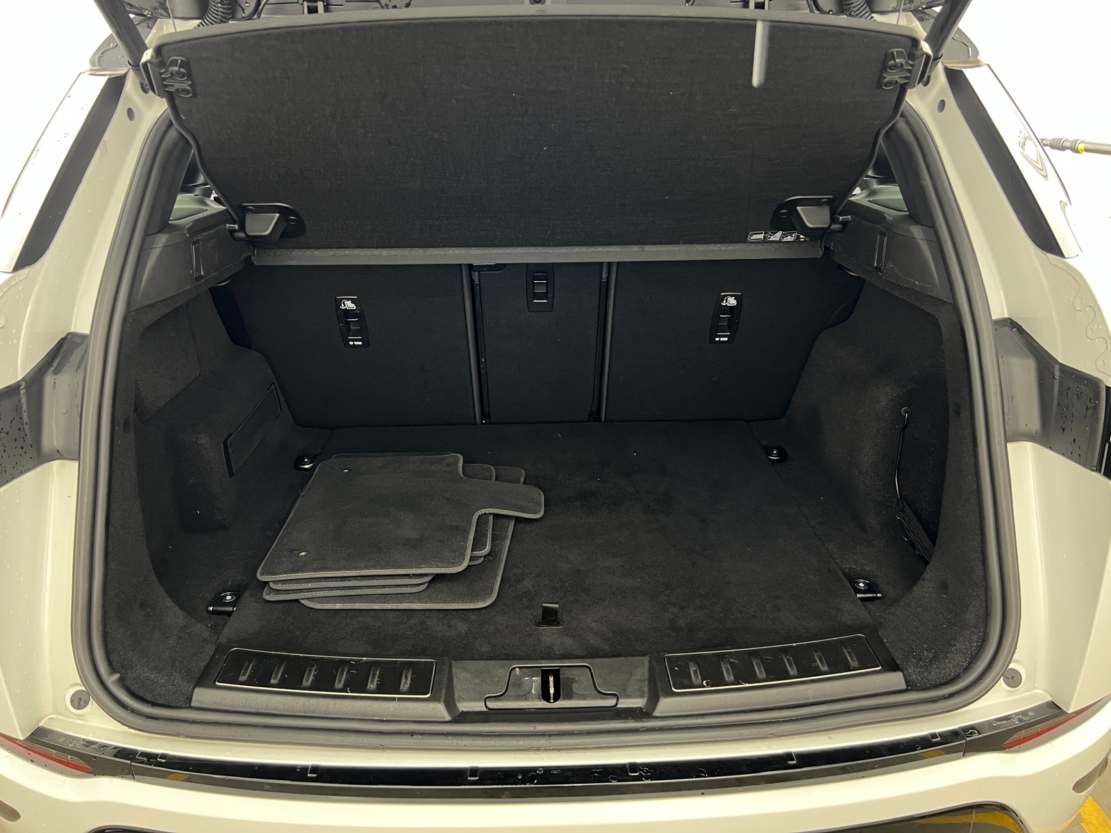 Thumbnail: 2024 Land Rover Range Rover Evoque - 6