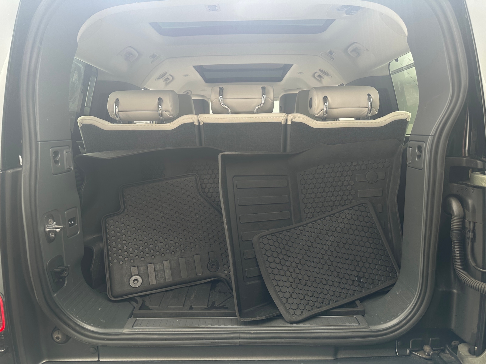 Thumbnail: 2023 Land Rover Defender - 6