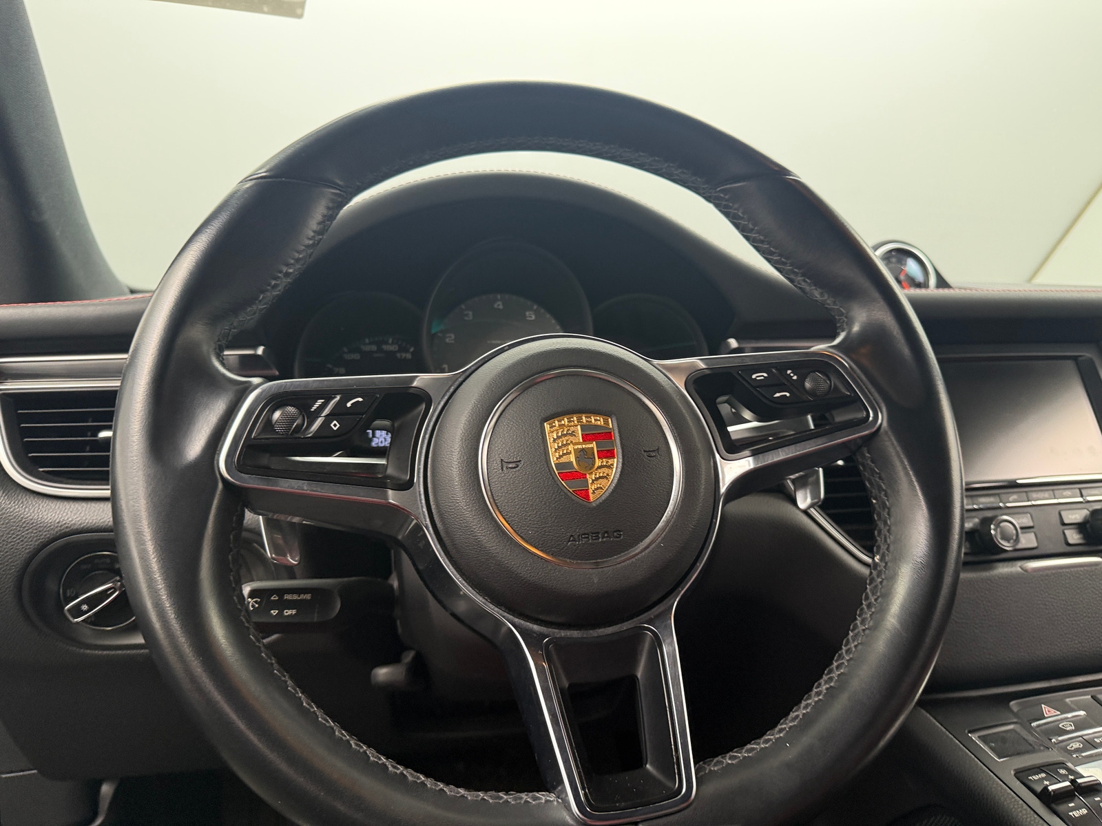 Thumbnail: 2016 Porsche Macan - 4