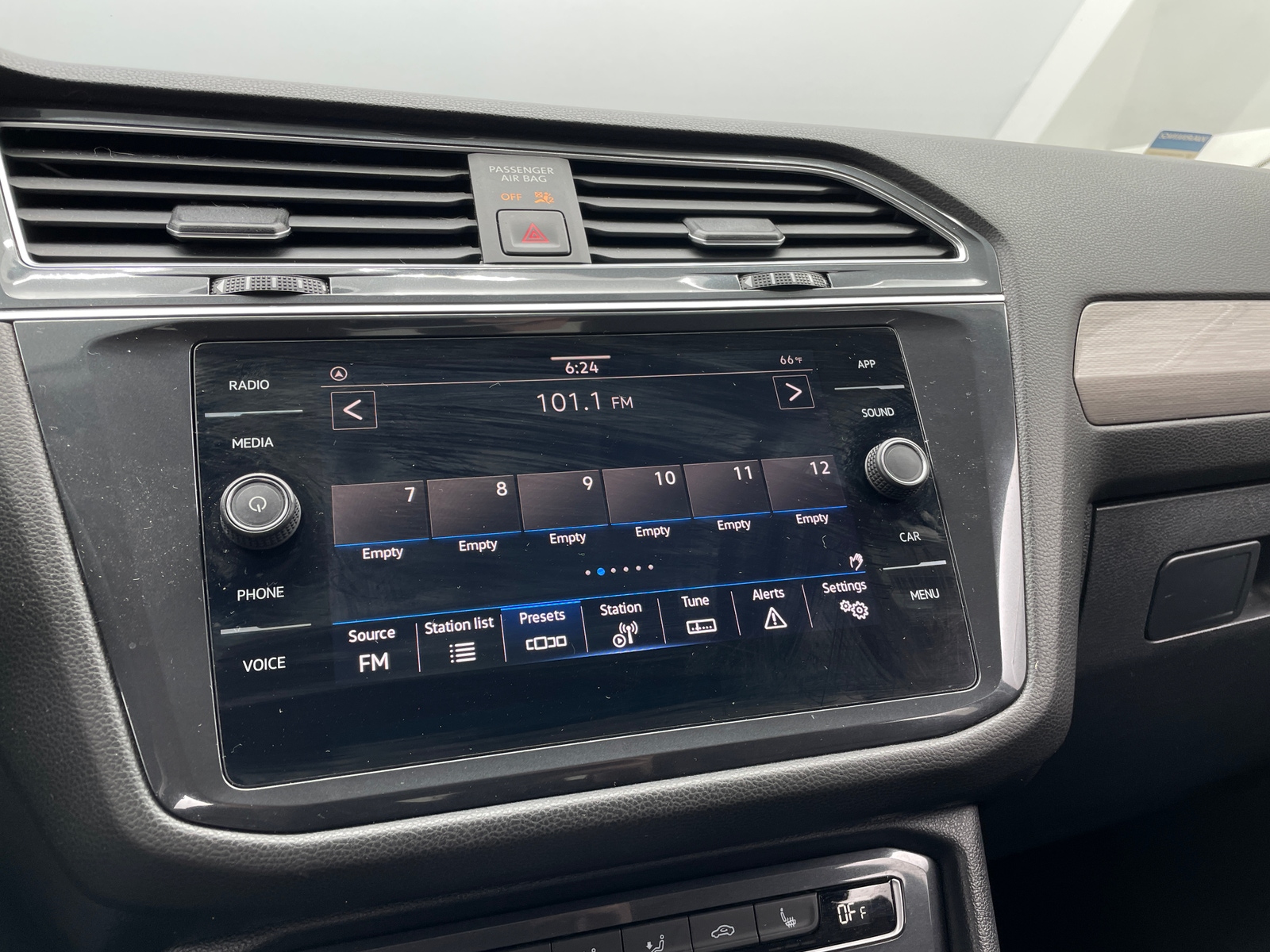 Thumbnail: 2021 Volkswagen Tiguan - 3