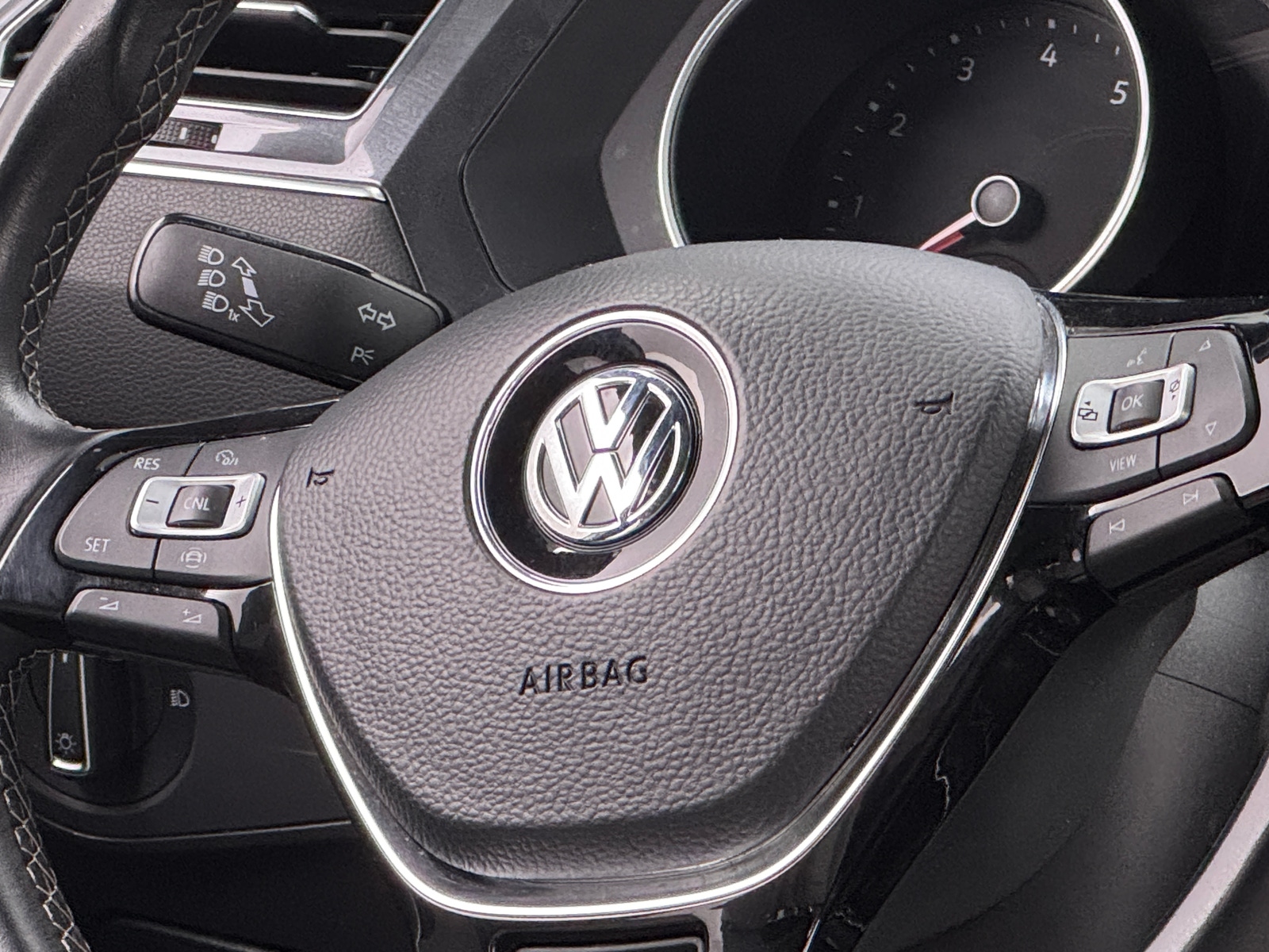 Thumbnail: 2020 Volkswagen Tiguan - 4