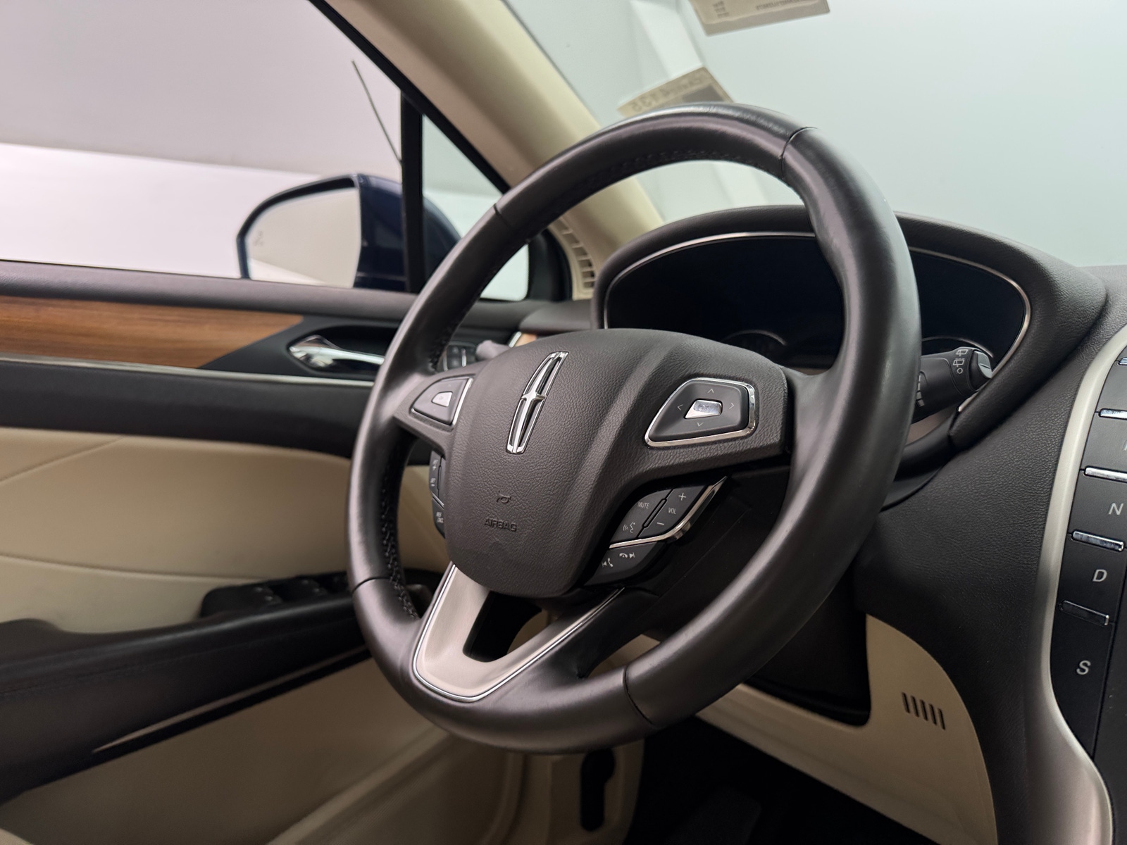 Thumbnail: 2015 Lincoln MKC - 4