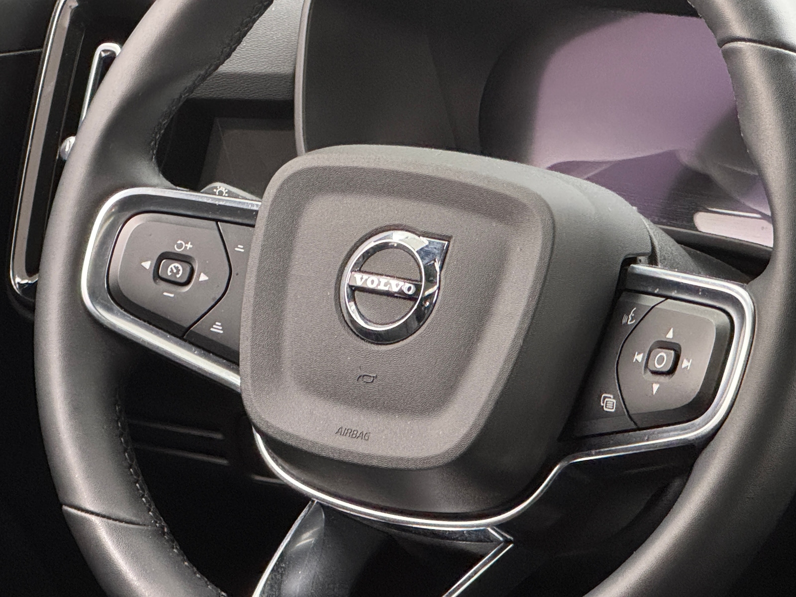 Thumbnail: 2022 Volvo C40 - 5