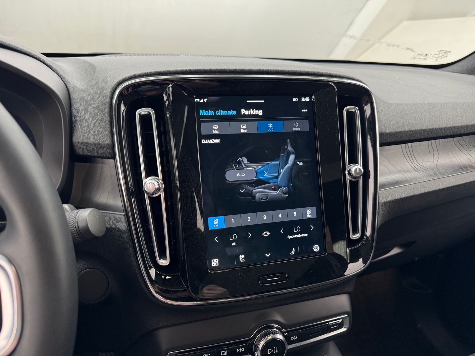 Thumbnail: 2022 Volvo C40 - 4