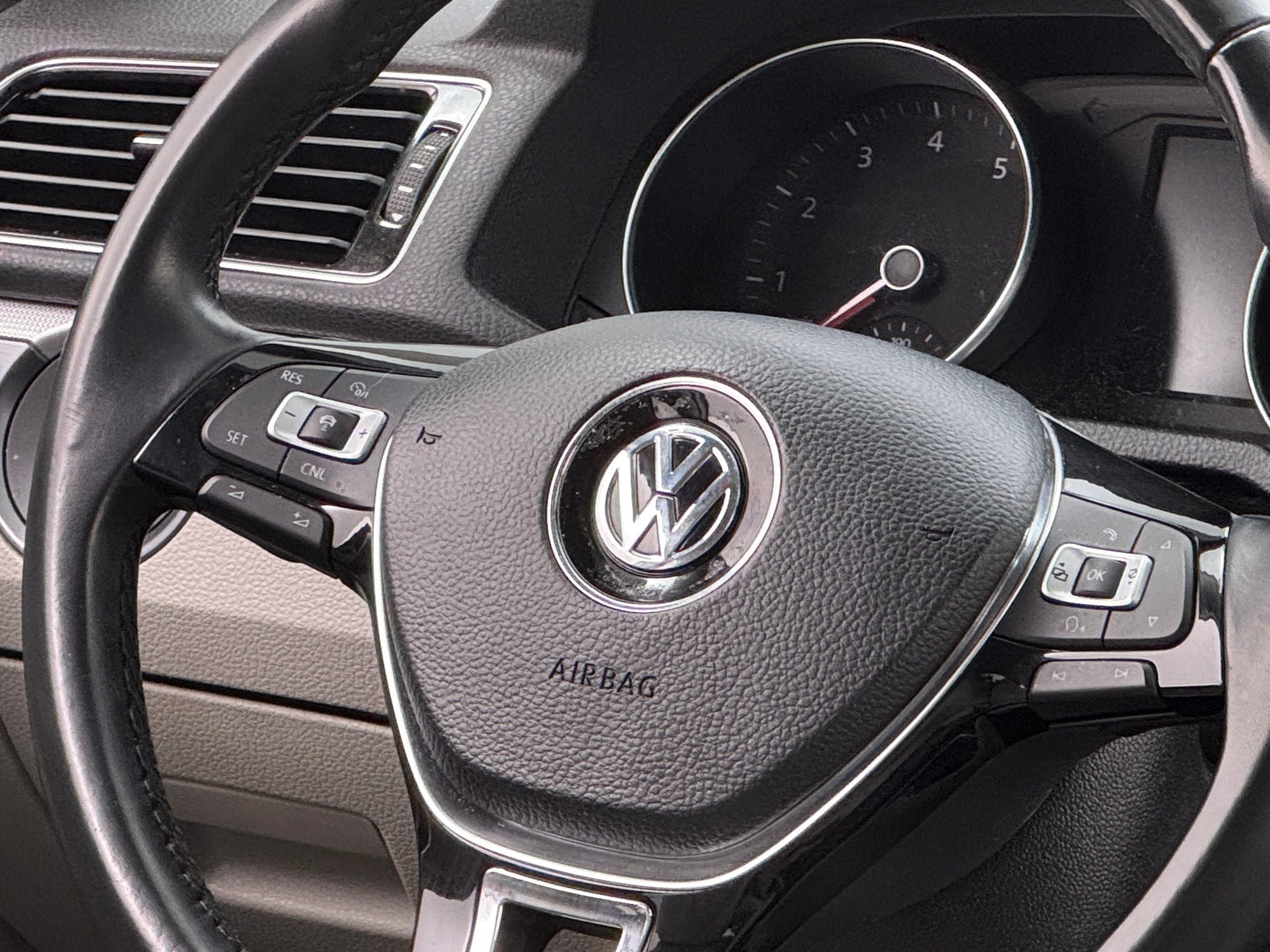 Thumbnail: 2018 Volkswagen Passat - 4