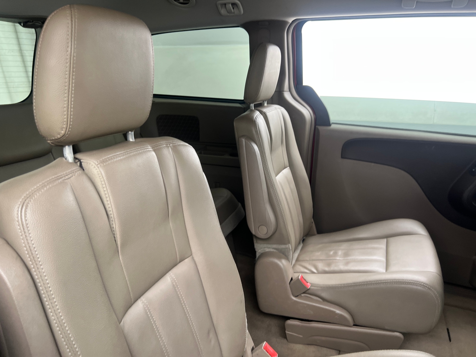 Thumbnail: 2016 Chrysler Town & Country - 5