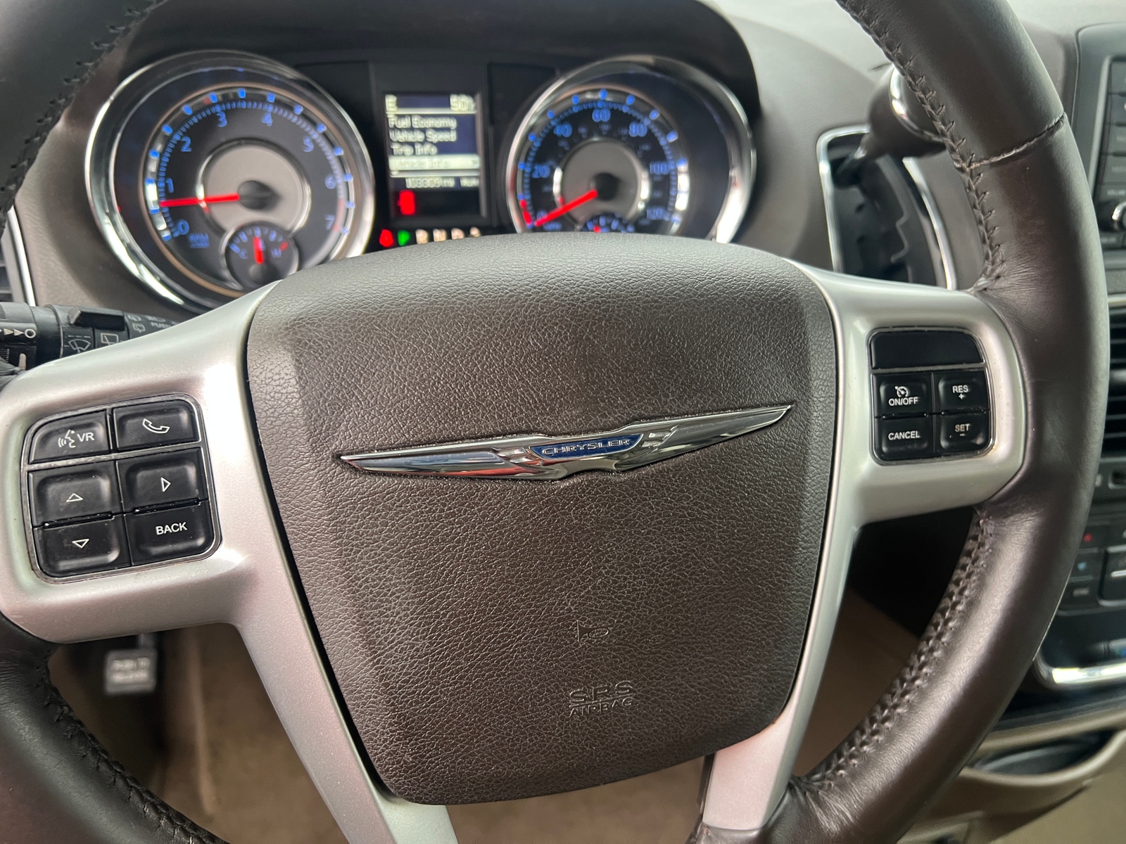 Thumbnail: 2016 Chrysler Town & Country - 4