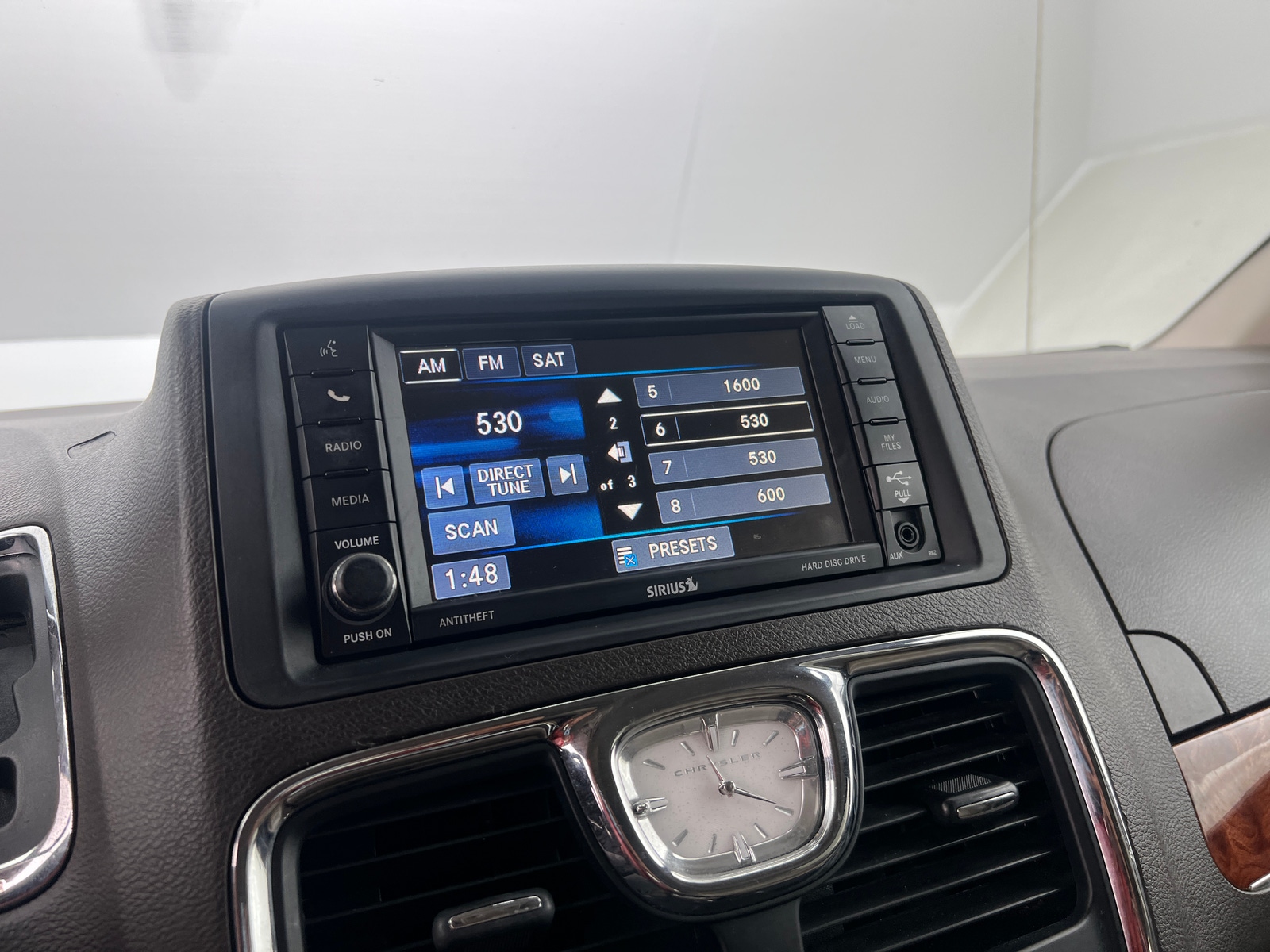 Thumbnail: 2016 Chrysler Town & Country - 3