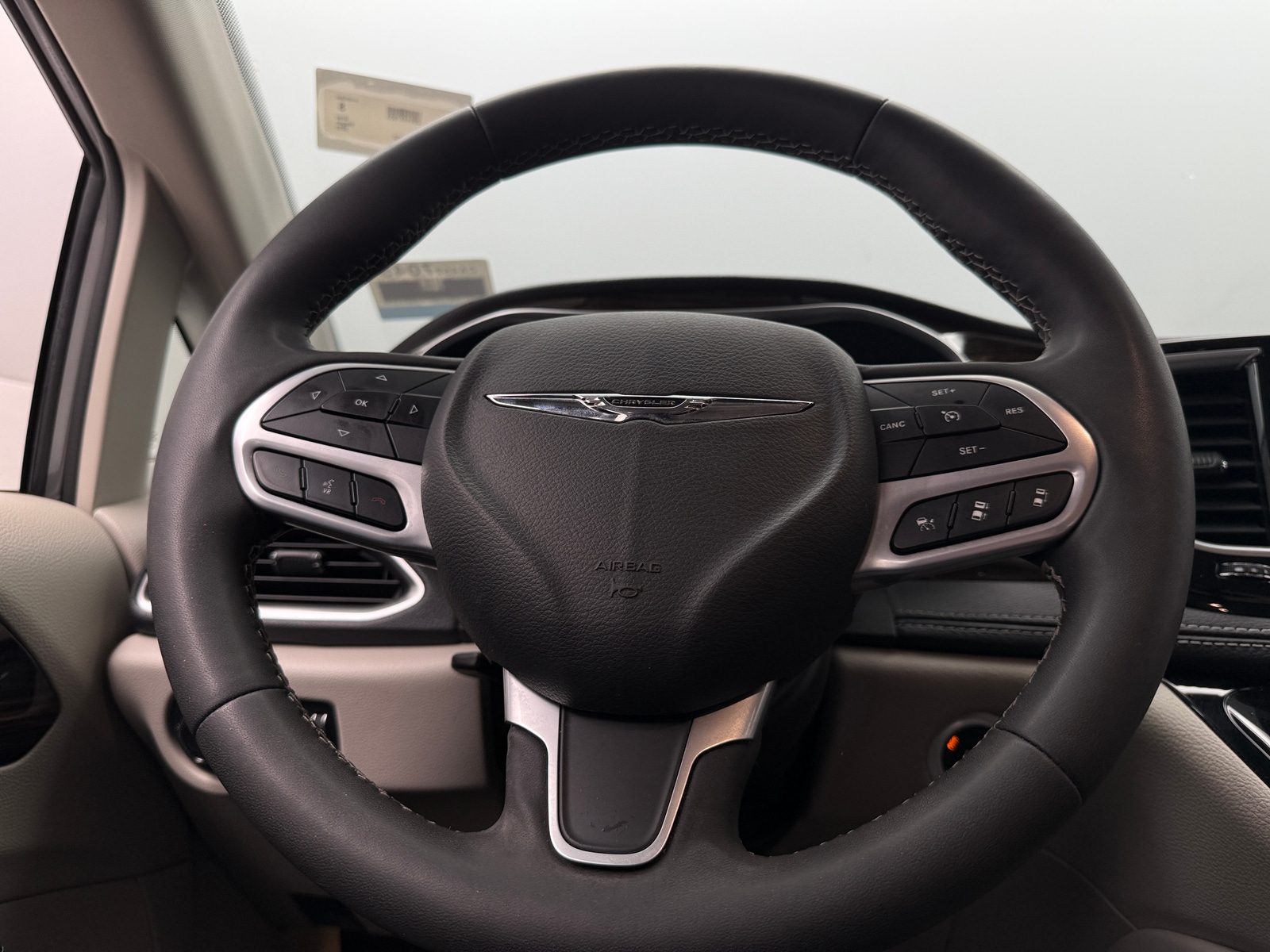 Thumbnail: 2023 Chrysler Pacifica - 4