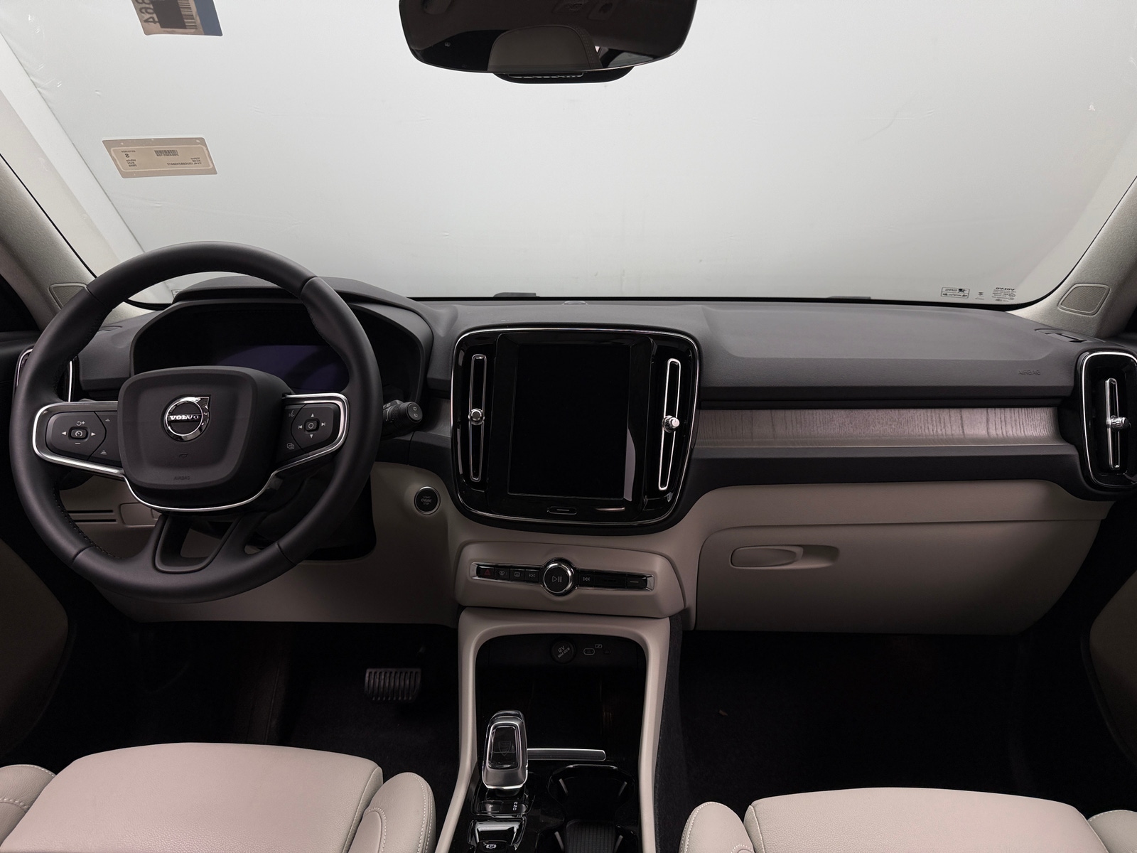 Thumbnail: 2025 Volvo XC40 - 2