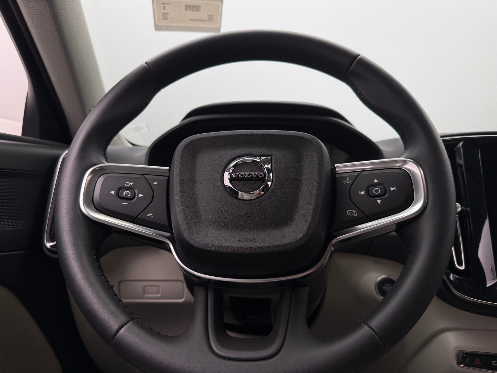 Thumbnail: 2025 Volvo XC40 - 4