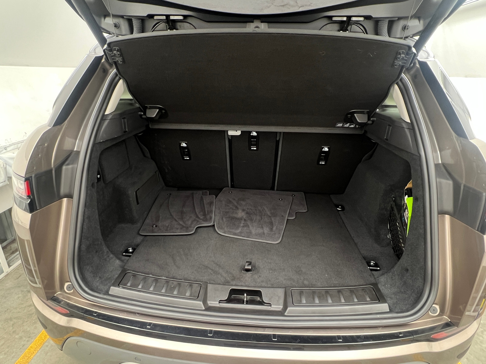 Thumbnail: 2020 Land Rover Range Rover Evoque - 6