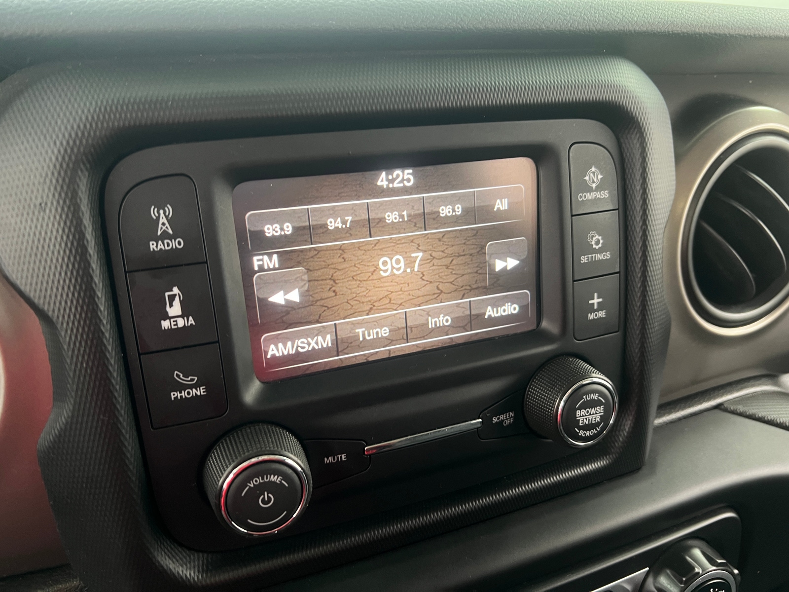 Thumbnail: 2020 Jeep Gladiator - 4