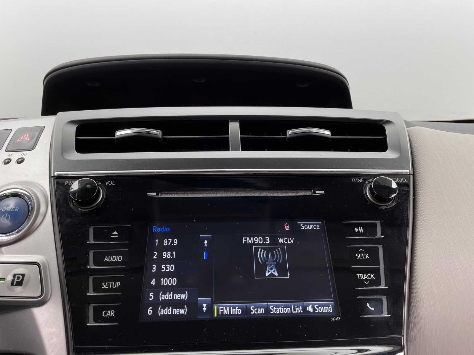 Thumbnail: 2017 Toyota Prius v - 4