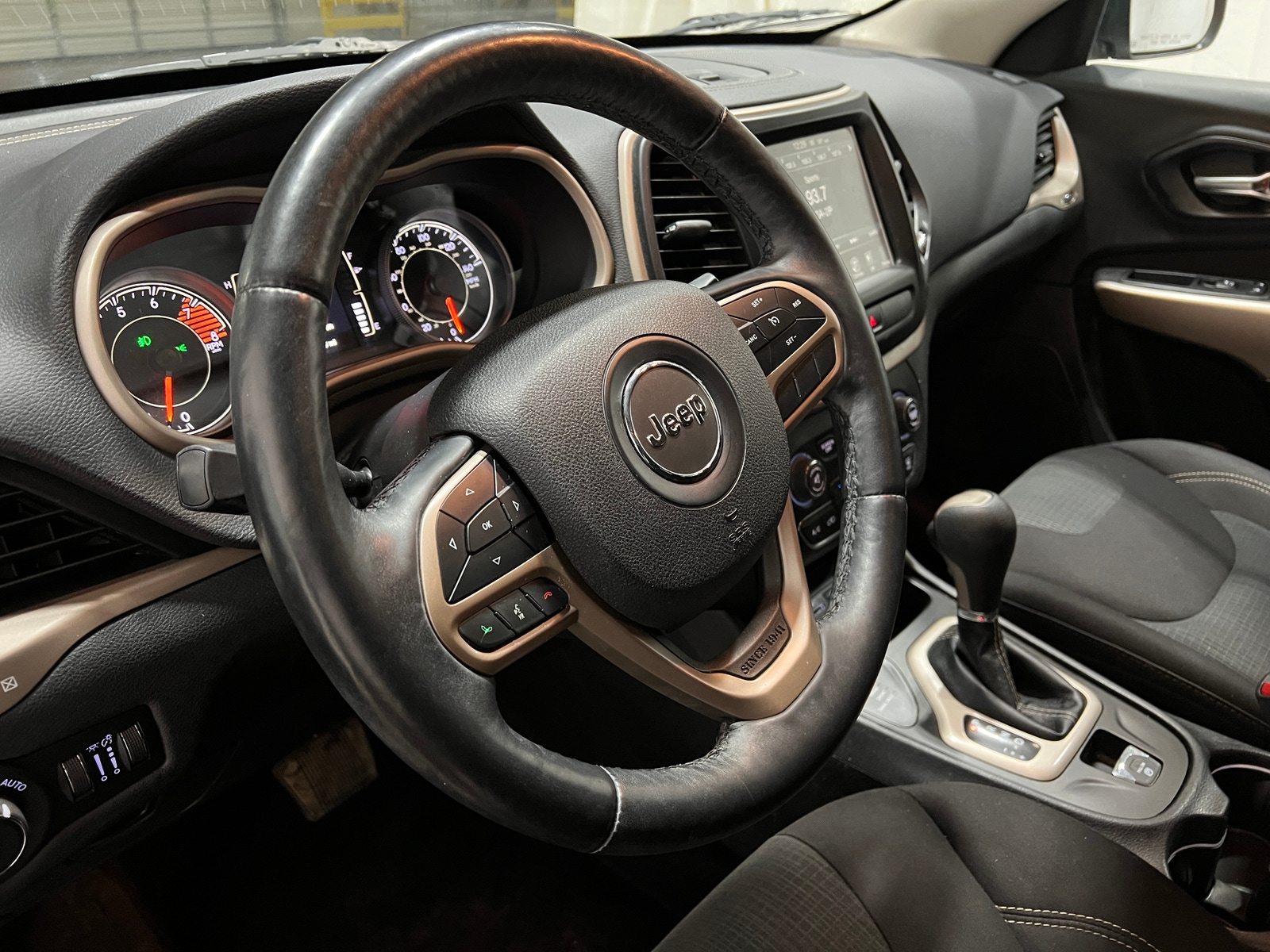 Thumbnail: 2017 Jeep Cherokee - 5