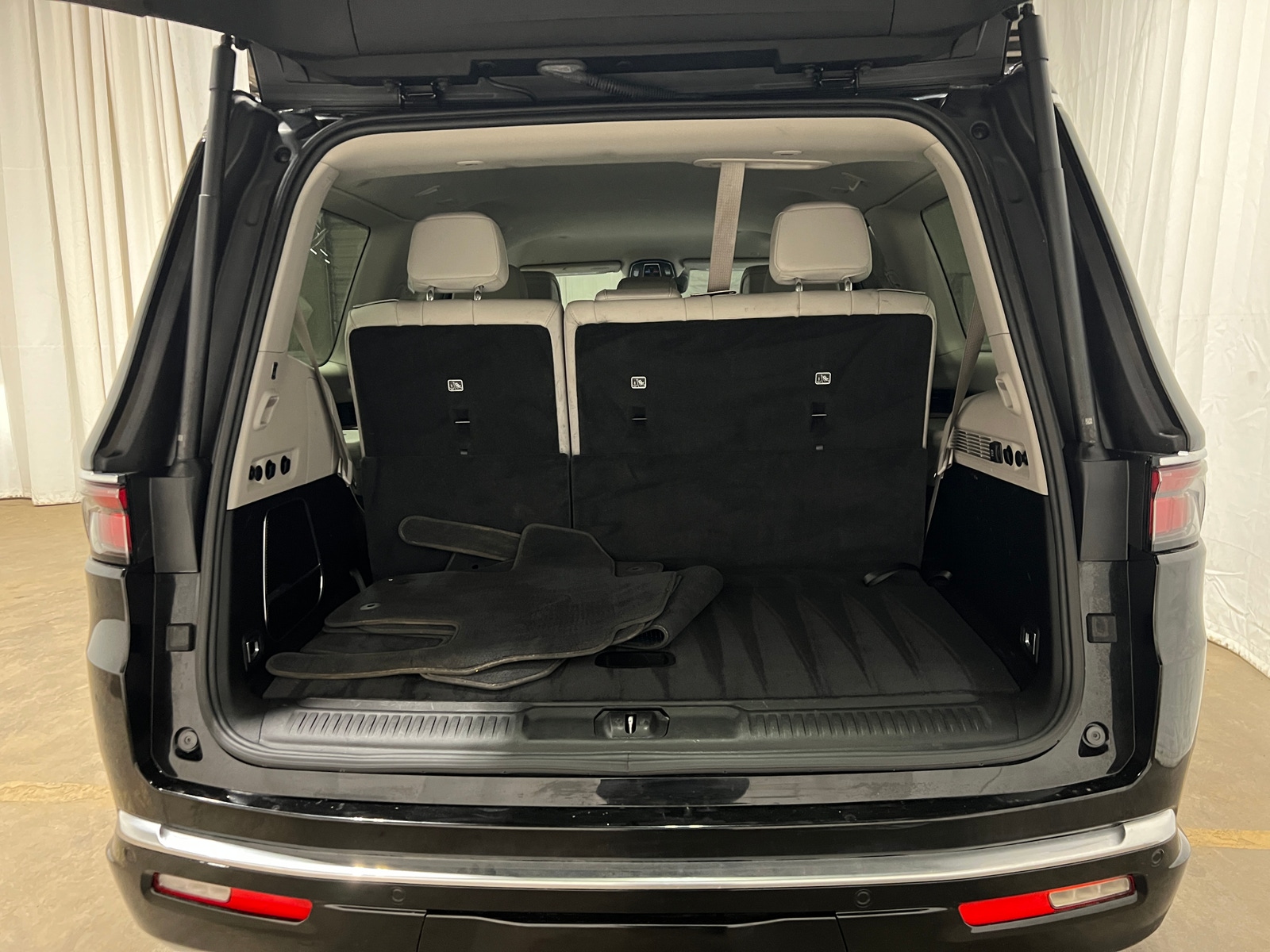 Thumbnail: 2022 Jeep Wagoneer - 6