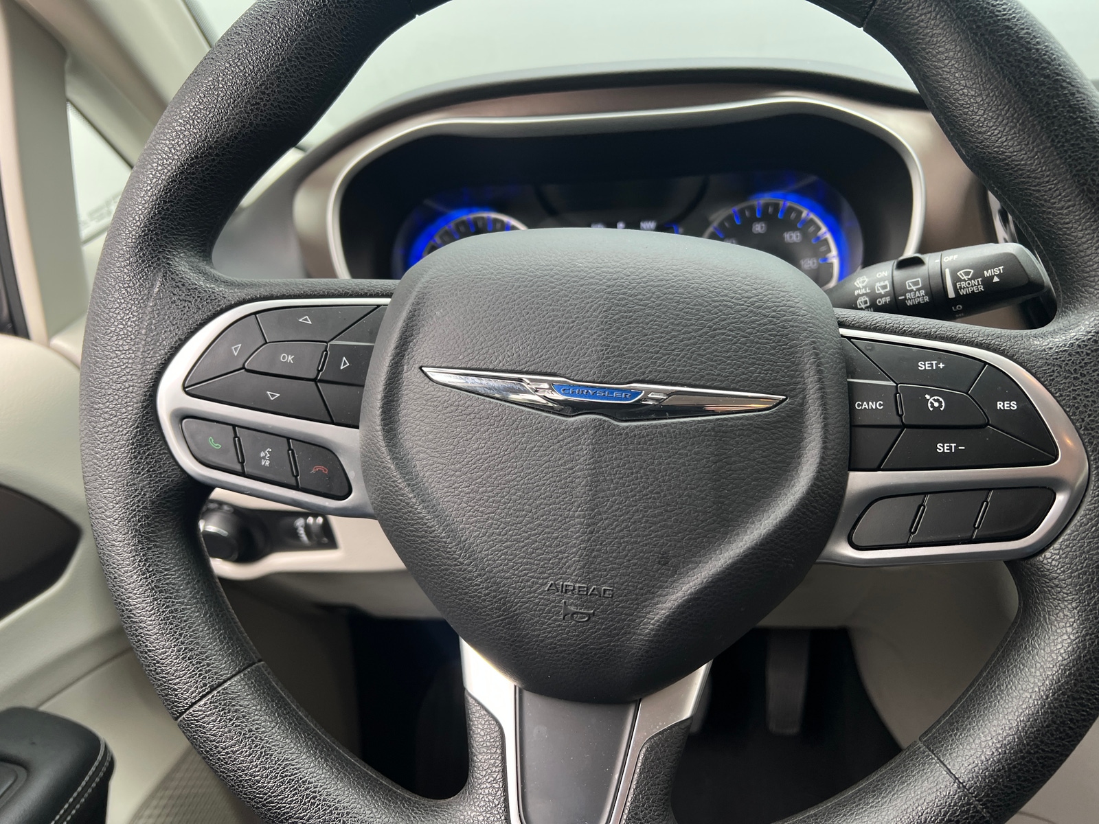 Thumbnail: 2020 Chrysler Voyager - 5