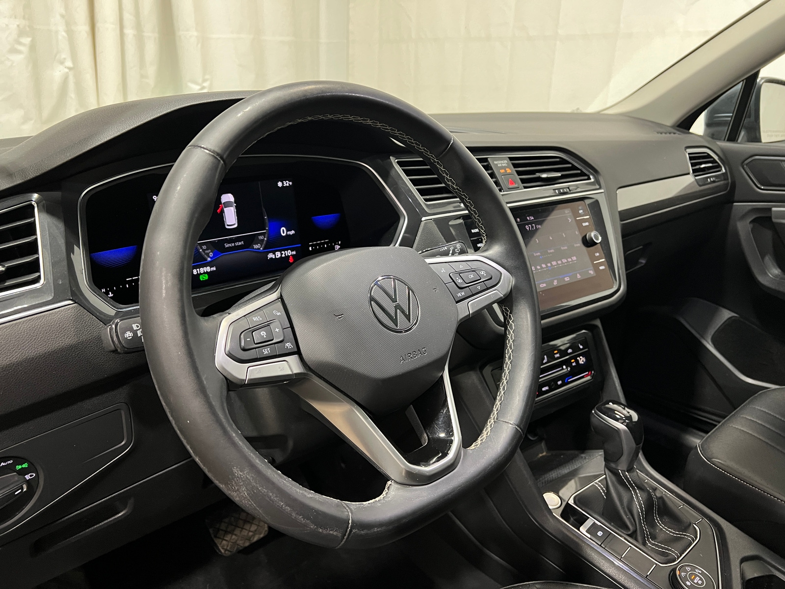 Thumbnail: 2022 Volkswagen Tiguan - 4