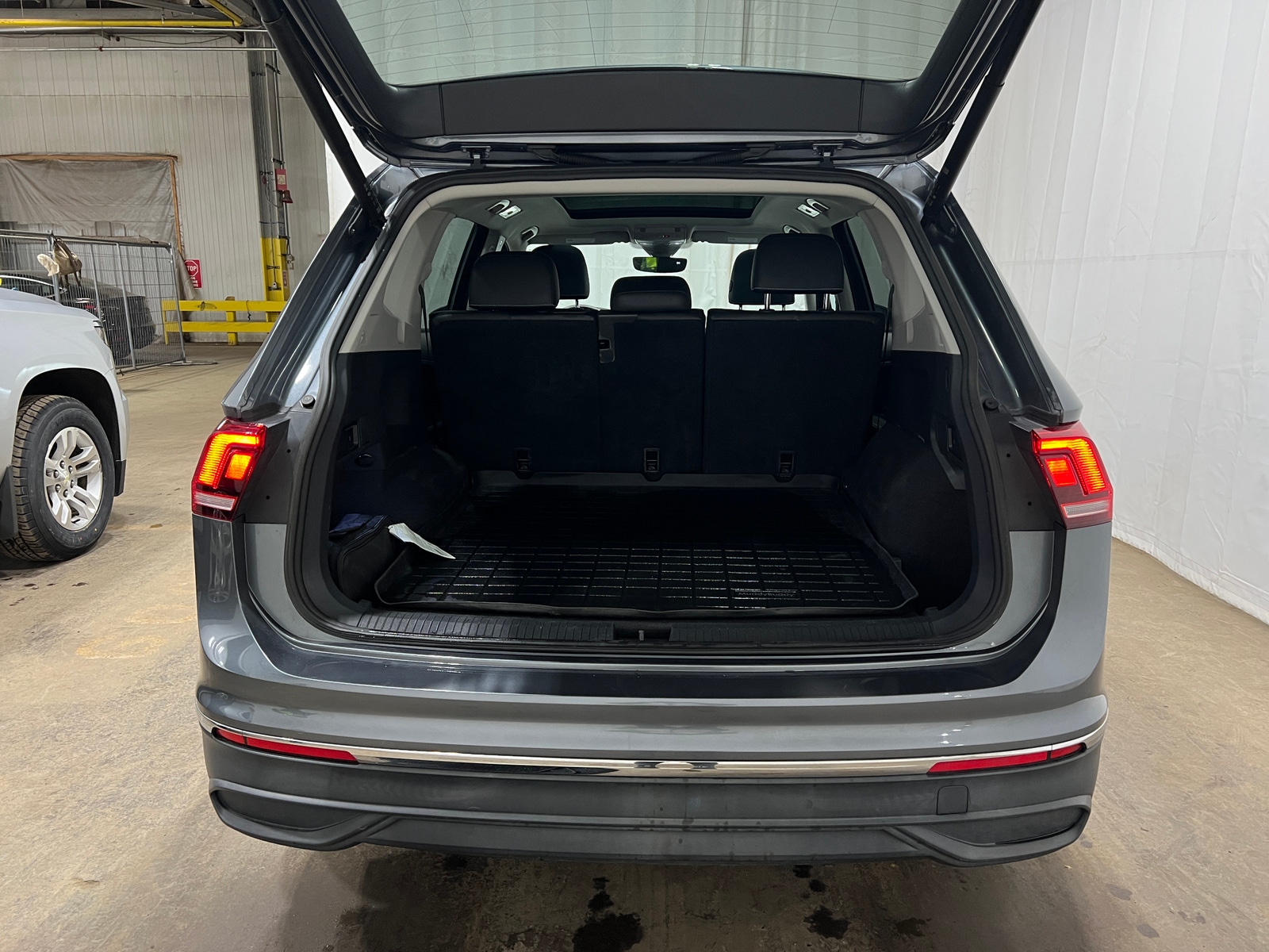 Thumbnail: 2022 Volkswagen Tiguan - 6