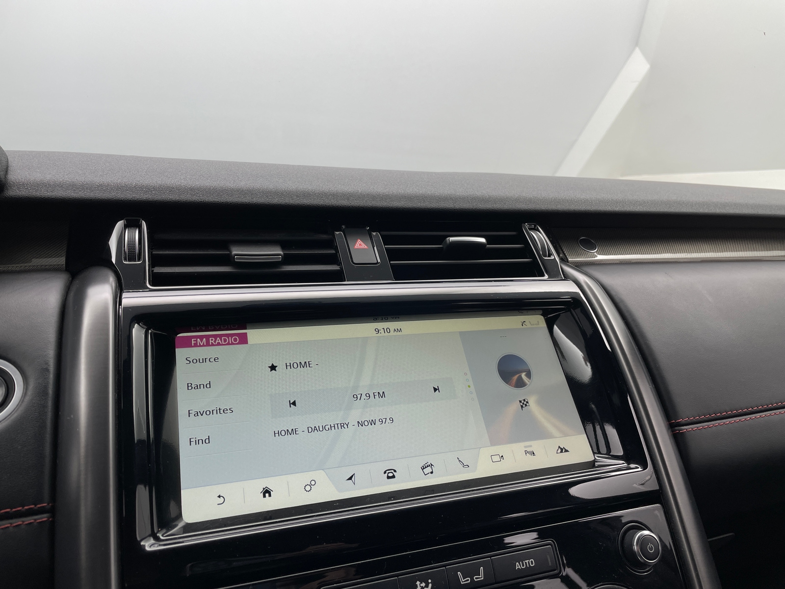 Thumbnail: 2017 Land Rover Discovery - 3