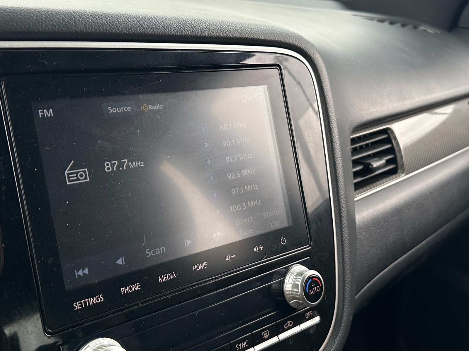 Thumbnail: 2020 Mitsubishi Outlander - 3