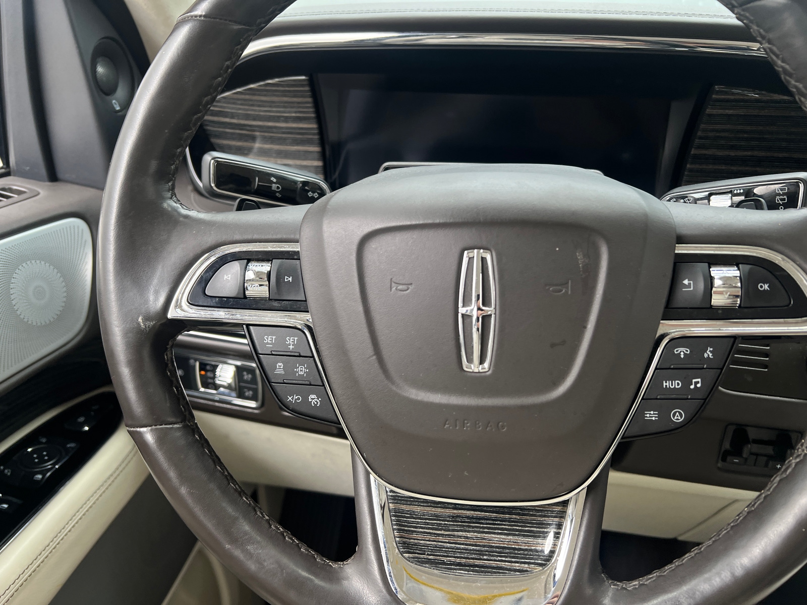 Thumbnail: 2023 Lincoln Navigator L - 4