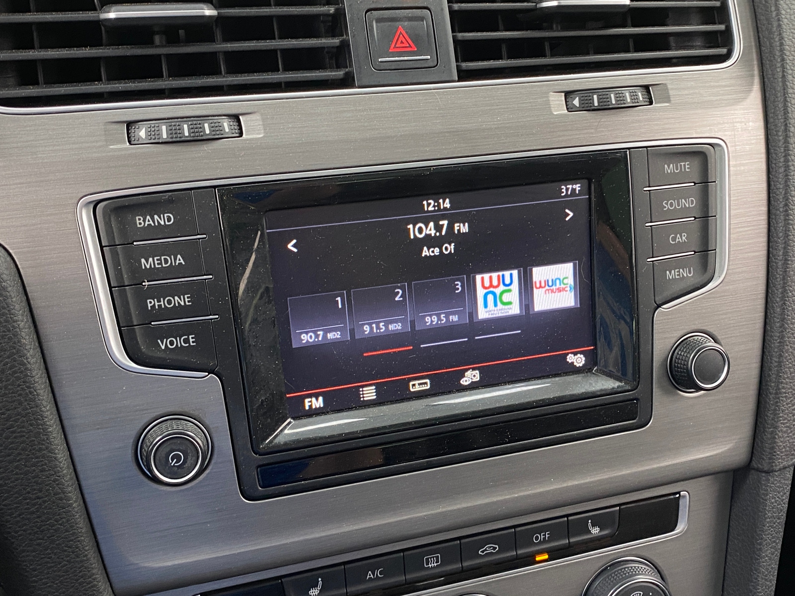 Thumbnail: 2015 Volkswagen e-Golf - 3