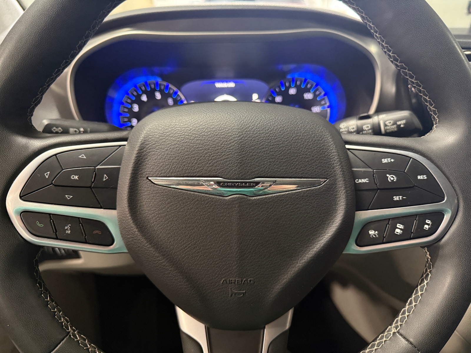 Thumbnail: 2023 Chrysler Pacifica - 4