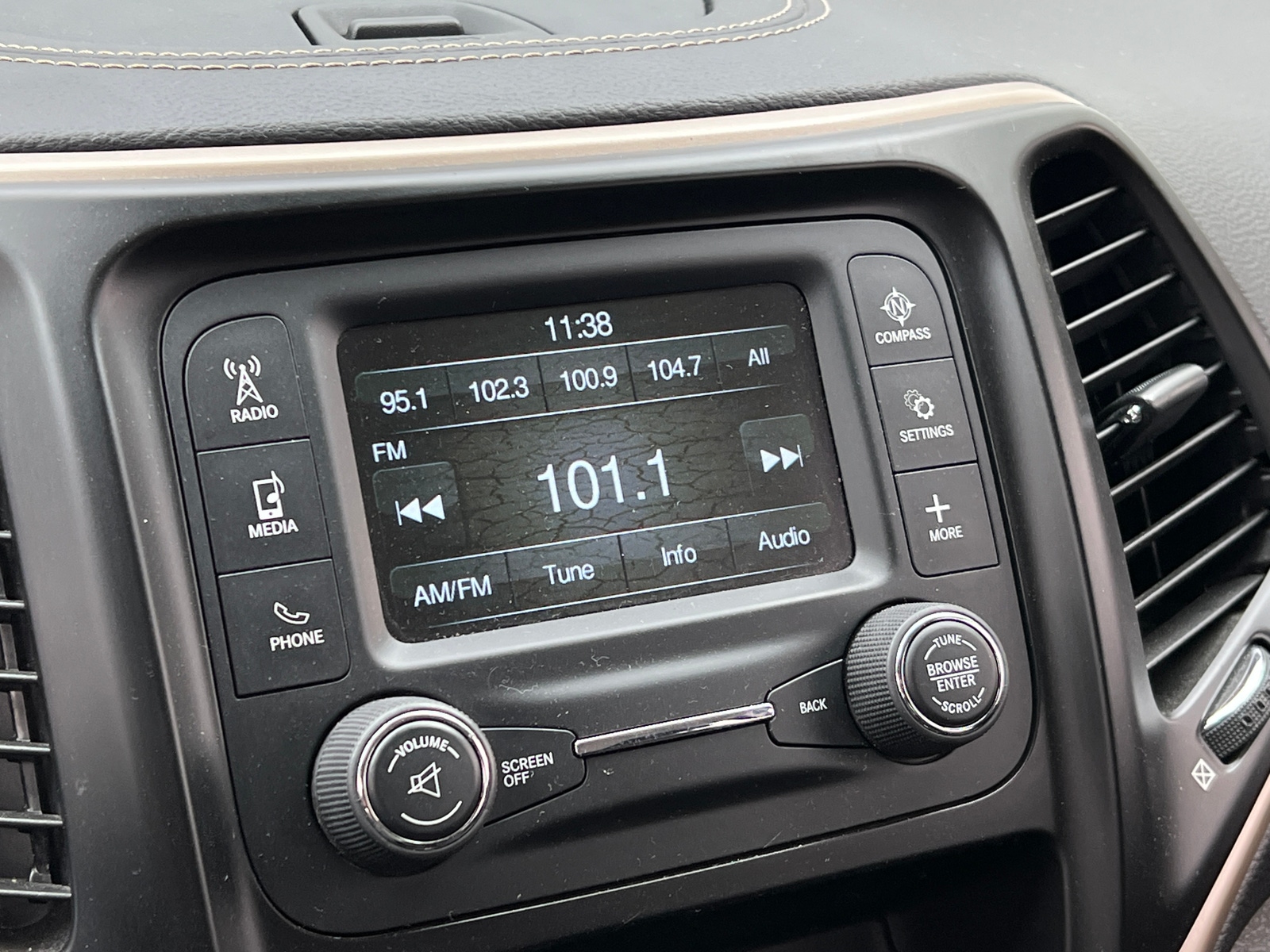 Thumbnail: 2015 Jeep Cherokee - 4