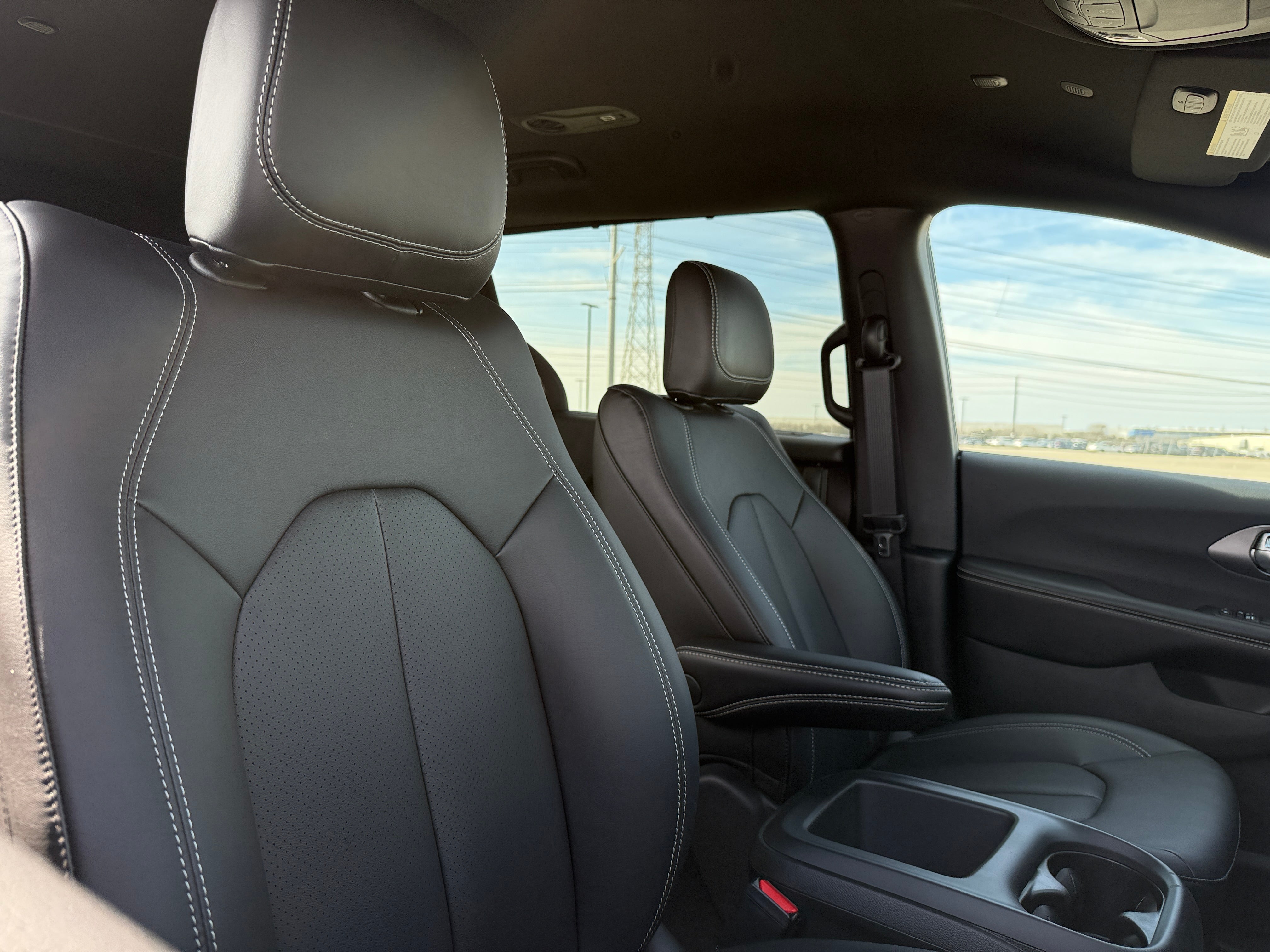 2026 Chrysler Pacifica Select AWD's photo